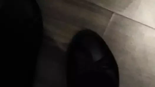 Footfetish - naylon çorap içinde siyah dairelere girin