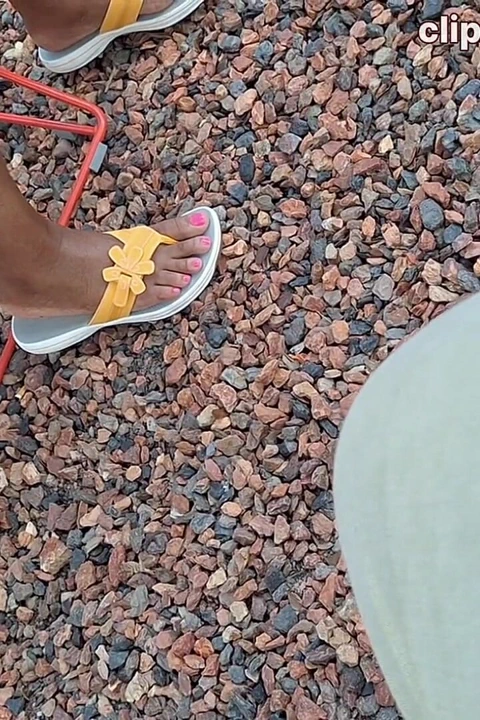 Zenci orta yaşlı seksi kadın parlak kalçalı bacaklar ve güzel pembe ayak parmakları