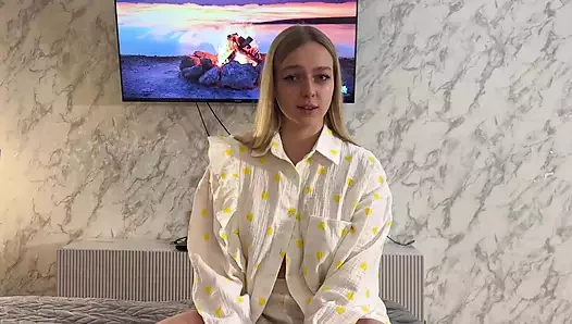 Kızın kız kardeşiyle doğruluk mu cesaret mi oynadı ve onu sert sikti