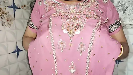 Hintli üvey kız kardeş parmaklamayı ve fışkırtmayı seviyor