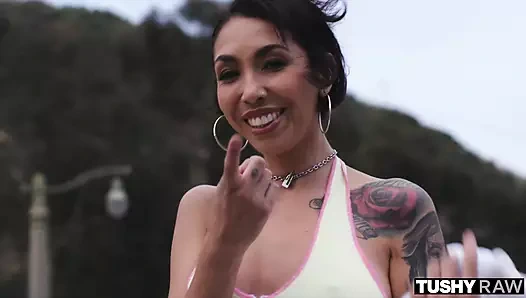 Tushyraw anal sekse aç xochi sıkı götünü siktiriyor