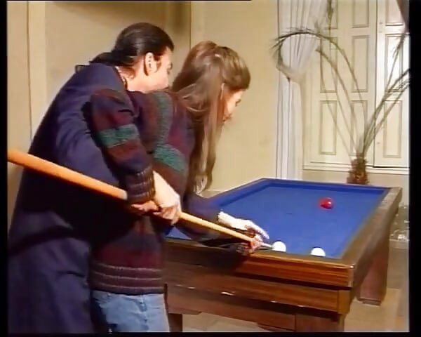 Almanya'dan çarpıcı hatun bilardo masasında sikiliyor