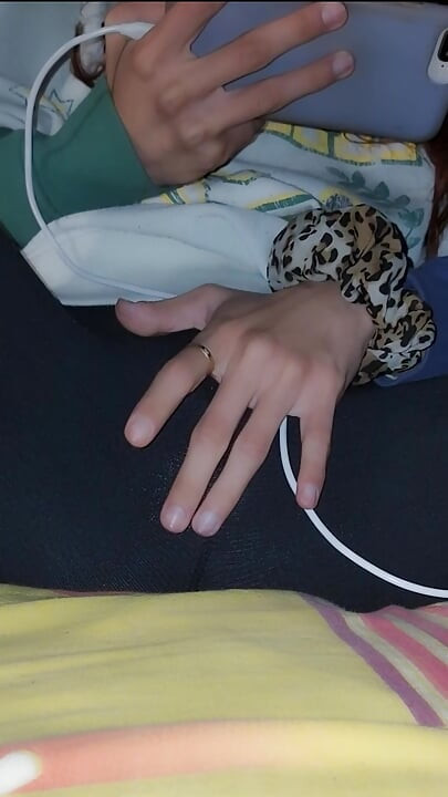 Porno izliyorum ve o kadar heyecanlanıp kendime dokunuyorum