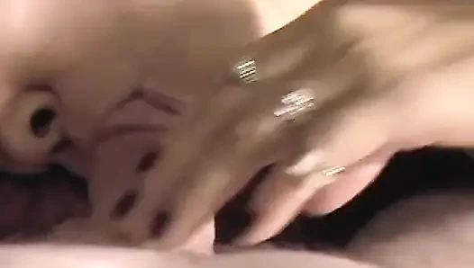 İki büyük memeli azgın orta yaşlı seksi kadın bir yarağa tapıyor