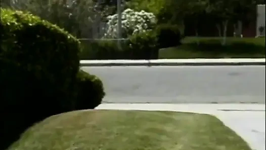 Güzel gençler büyük sert bir yarakla dudaklarından ve amlarından sikiliyor