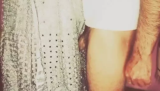 Pakistanlı kız erkek arkadaşını aldatan başka bir adamla dans ediyor ve emiyor