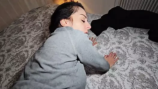 İşten eve geliyor ve ona büyük yarağımı vermesini bekliyorum.