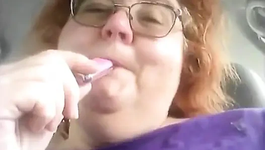 Yaramaz hemşire Vicki Vapes sonra arabasında