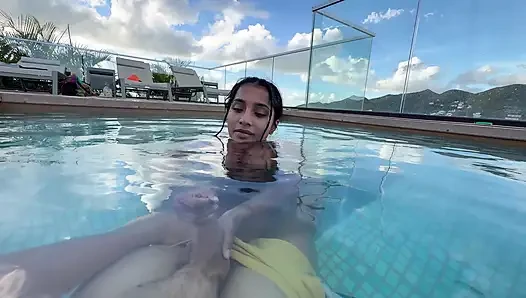 Busty Hindistan, Otel Havuzunda Herkesin Bardağina Harika Bir Oral Seks Yapiyor - Yasmina Khan