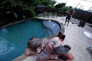 Fotoğrafçının asistanının dikkatini dağıtıyor