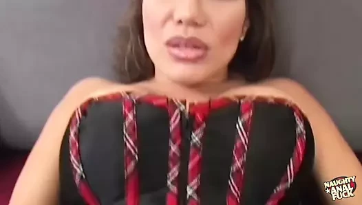 Ateşli huzursuz ve edepsiz esmer kanepede yaşlı büyük yaraklı adam tarafından sikiliyor