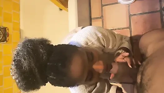 Sakso çekiyor ve alıyor