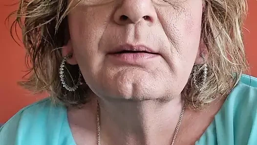 Sigaranın tadını çıkarıyor