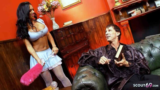 En büyük memeli bronzlaşmış orta yaşlı seksi kadın hizmetçi Kerry Louise eski patronu tarafından sikiliyor