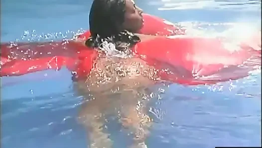 Büyük memeli koyu saçlı bebek yat havuzunda ve duşta sert sikiliyor