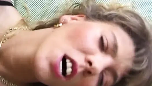 Sarışın hatun sert yarağı emiyor ve orgazm oluyor
