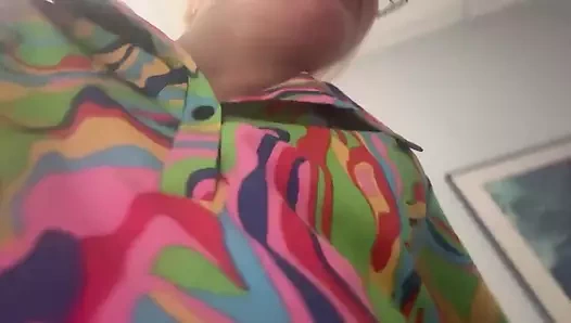 Neredeyse çişini yaparken yakalanıyor ve doktoru beklerken mastürbasyon