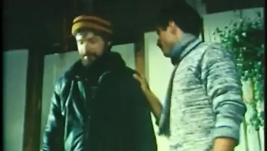 Yerde çıplak erkekler grup sekste oral ve anal seks yapıyor