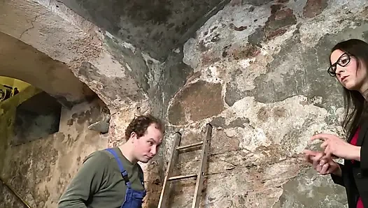 Büyük götlü esmer sikicisinden sert anal sikişiyor