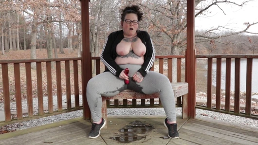 Dövmeli kıllı iri güzel kadın herkesin içinde taytla fışkırtıyor