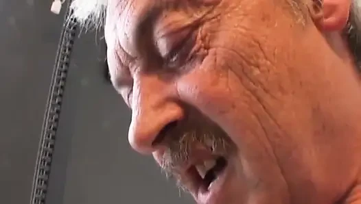 Döl yiyen Fransız genç kız sevgilisi tarafından sikiliyor