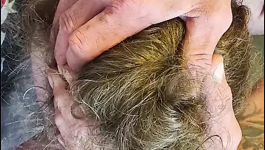 Anisleigh otoyol manzaralı bilardo masasında ısınıyor