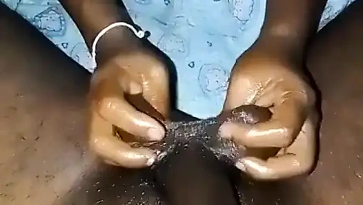 Sisna'nın bayanı yağ döküyor ve elleriyle kemiklere masaj yapıyor, çok komik Lanka videosu