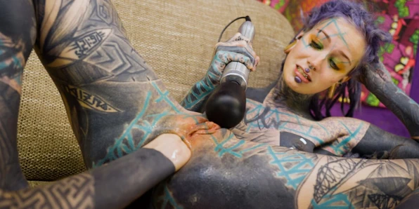 Alt tatlı kız geniş açıyor ve derin, pis bir göt yumruğunu inleyerek her santimini genişletiyor