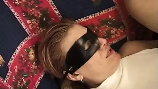 Gözleri bağlı orta yaşlı seksi kadın yoğun parmaklama ve yüze oturmadan sırılsıklam