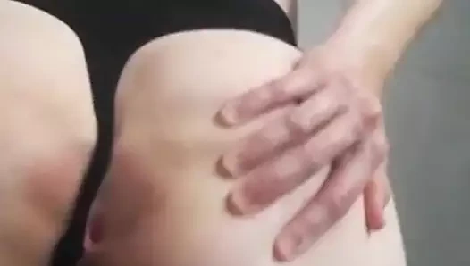 Kusursuz fiziği olan kız tek başına kendine dokunuyor.