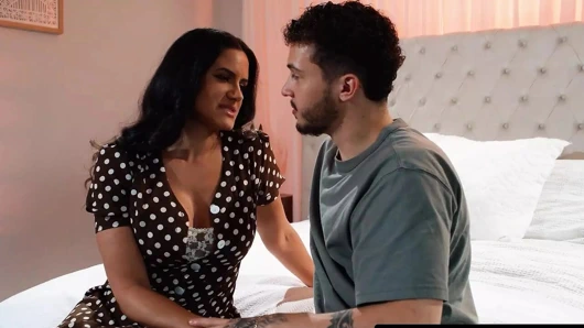 Annenin oğlu - ateşli orta yaşlı seksi kadın Penny Berber 20 yaşındaki koca yaraklı çocukla gizli bir ilişki yaşıyor! Komşular bilmemeli!