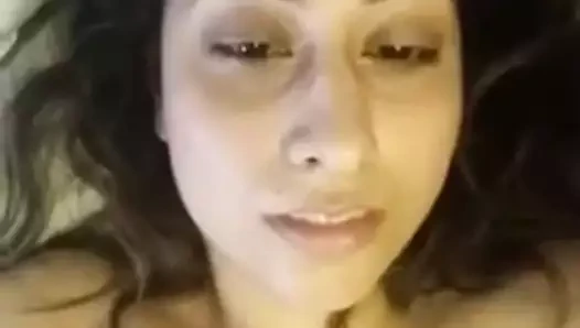 Busty kız arkadaş üstsüz selfie