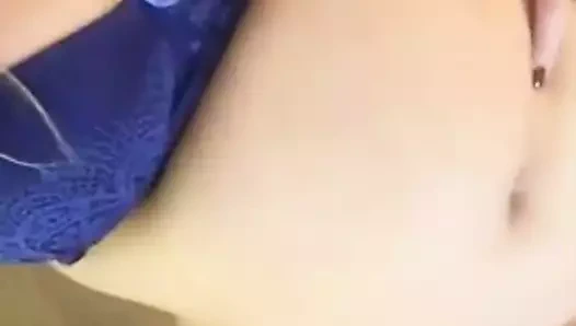 Otururken mavi seksi iç çamaşırımla koca göbeğimi sallıyorum 1