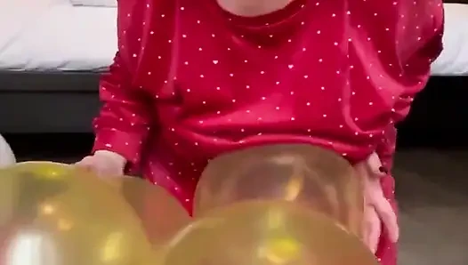 Merce balonlarla mastürbasyon yapıyor, çok azgın, amına bak