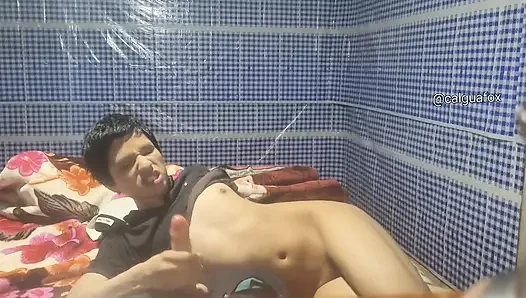 Büyük sulu bir yarak emiyor