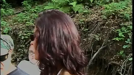 Sıcak üçlü açık havada ile iki esmerler