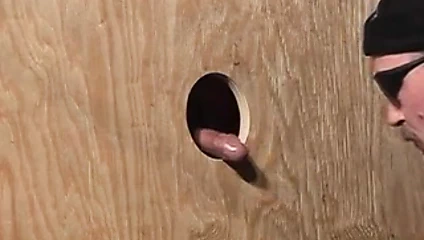 Adam emme kapalı bir büyük horoz