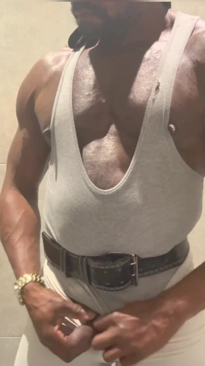 Siyah Kaslı Baba Spor Salonu Duşu Sonrası Bekar Yarasa Dölünü Ortaya Çıkarıyor