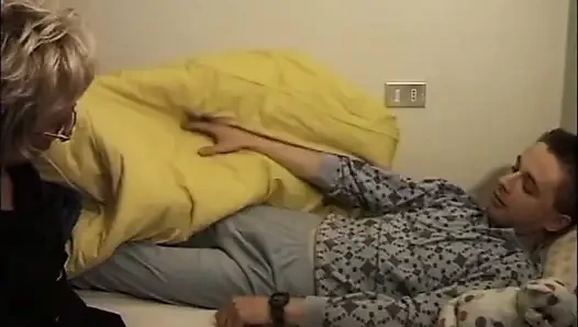 Sarışın orta yaşlı seksi kadın büyük penisi götten seviyor