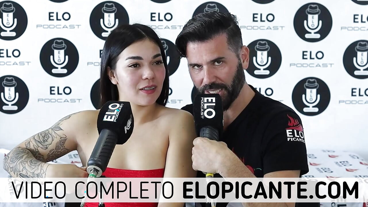 BELUCHI GUCCI BAHARATLı ODADA GÖĞÜSLERINI GÖSTERIYOR