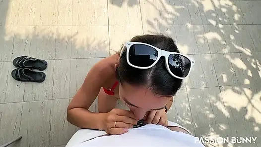 Neredeyse Riskli Sakso Ile Yakalanıyor Ve Komşu Evin Yanında Işiyor
