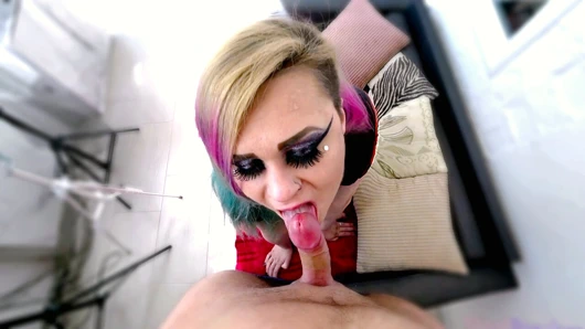 Sürtük cyberpunk kıyafetli seksi gotik üvey kız kardeş gırtlağına kadar alıyor ve meme sikişi yapıyor