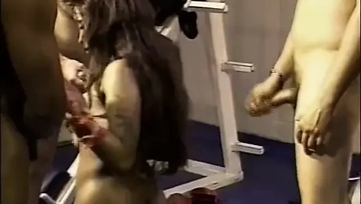 Harika zenci orta yaşlı seksi kadın spor salonunda sikiliyor ve birçok canavar yarakla göğüslerine boşalıyor