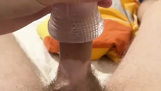 Eşcinsel yeni oyuncağıyla oynuyor. Büyük ateşli yarak, bir sürü döl ve seksi mastürbasyon- tam video