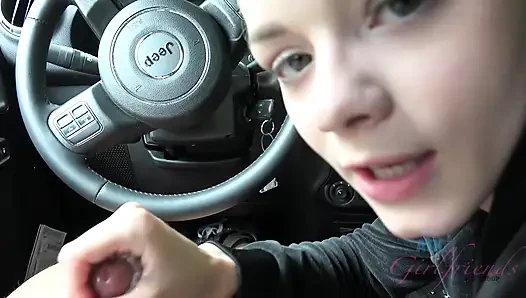 Bakış açısı elsa jean arabada sakso ve elle muamele! Sarışın emiyor, sert biniyor ve sonra büyük boşalma