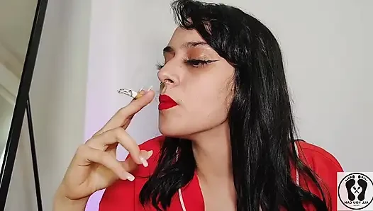 Ateşli genç kız derin nefes alıyor çok uzun kabarık purolar