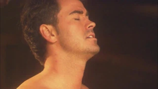 Dominika kaba bir doggystyle lanet için onun bisiklet üzerinde eğilir