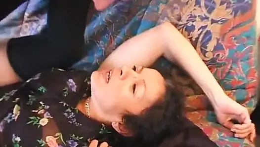 Kıllı olgun hizmetçi çifte penetrasyon yapıyor