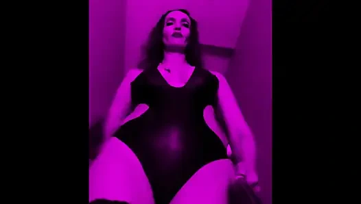 Fétis BDSM úrnő Eva Latex aranyzuhanyt ad neked