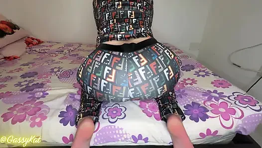 Eşofman yatakta osuruk